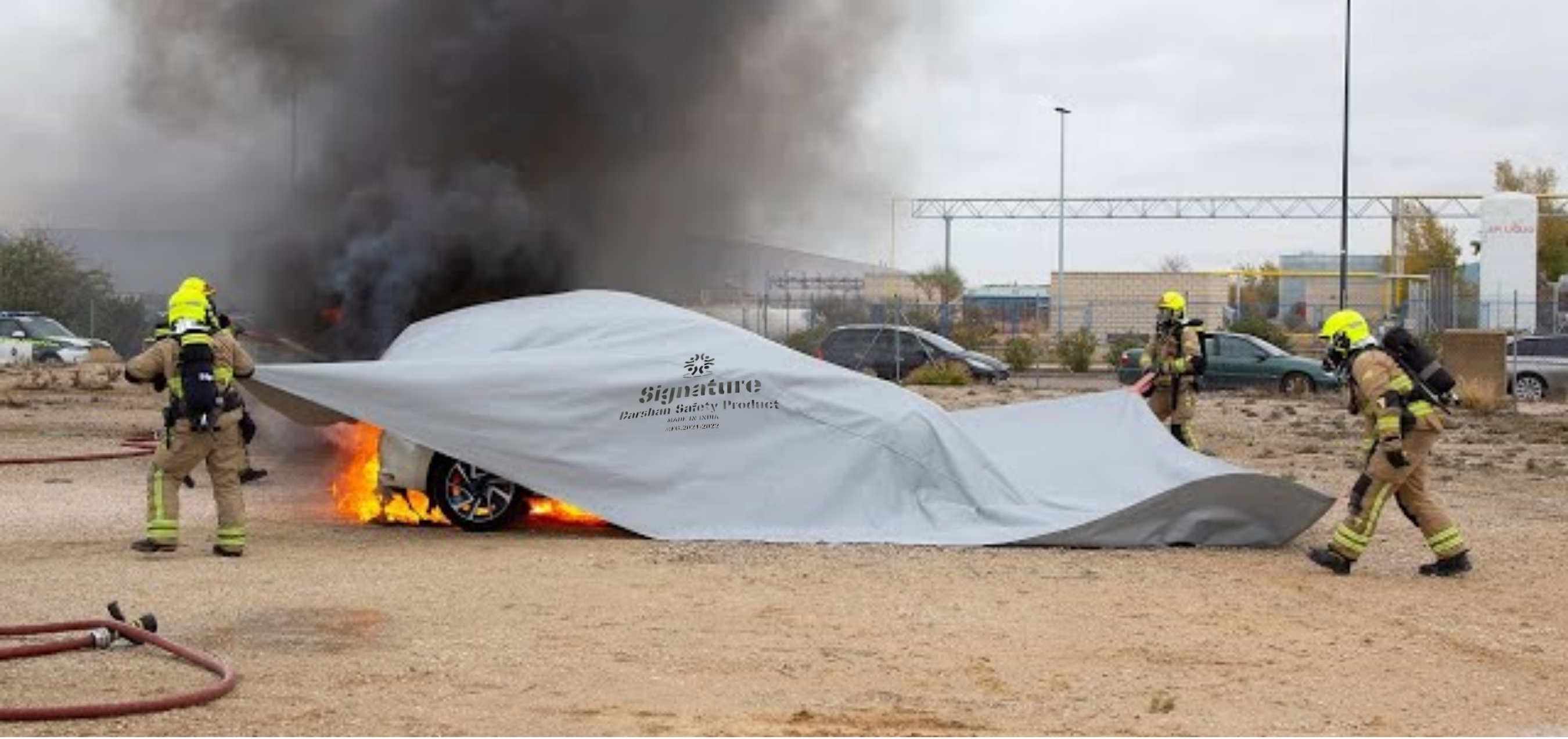 Easy to use fire blanket for quick car fire control